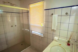 Family Room | Bathroom | Hair dryer, towels, soap, shampoo - VELINN Pousada 8 Ilhas (Ilhabela)