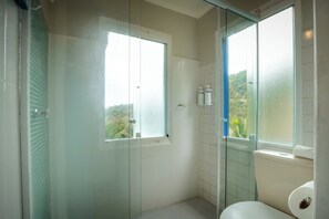 Deluxe-Zimmer | Badezimmer | Haartrockner, Handtücher, Seife, Shampoo