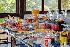 Free daily buffet breakfast - VELINN Pousada 8 Ilhas (Ilhabela)