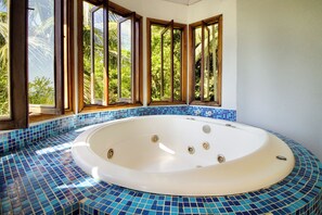 Luxury Room | Private spa tub