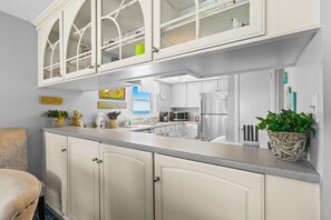 冷蔵庫、電子レンジ、オーブン、コンロ