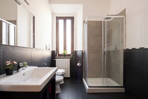 Regadera, secadora de cabello, bidet, toallas 