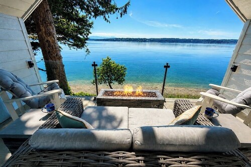 Remodeled waterfront beauty with fast Wifi, sweeping views & beach access