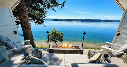 Remodeled waterfront beauty with fast Wifi, sweeping views & beach access