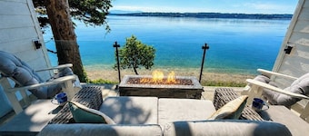 Remodeled waterfront beauty with fast Wifi, sweeping views & beach access