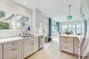 Fridge, microwave, oven, stovetop - Remodeled waterfront beauty with fast Wifi, sweeping views & beach access (Camano Island)