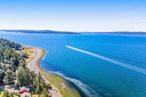 Remodeled waterfront beauty with fast Wifi, sweeping views & beach access