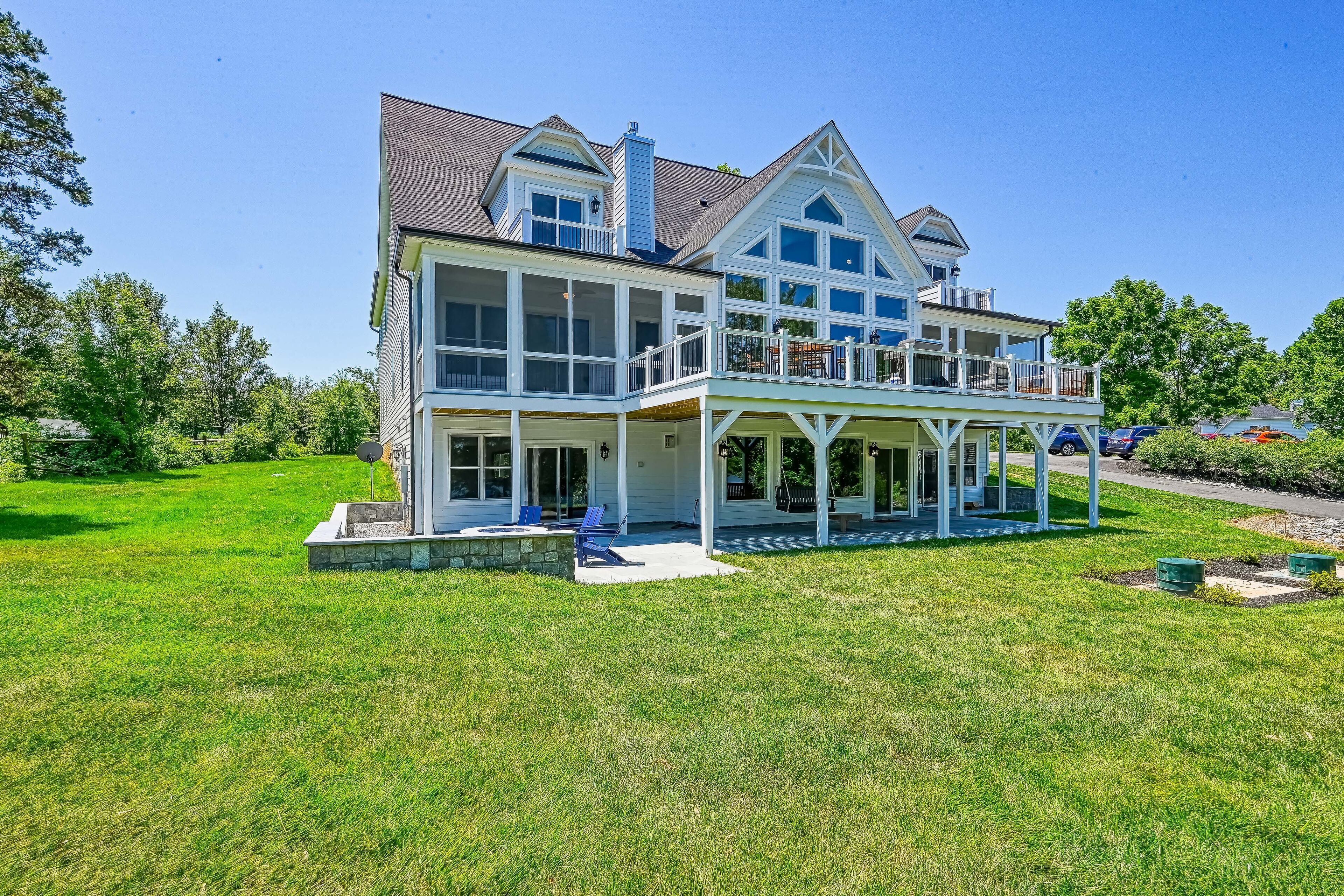 Exquisite lakefront home with game room, kayaks, lovely deck, washer/dryer & AC