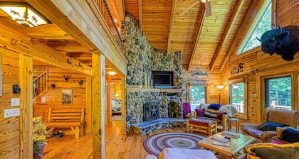Luxurious lakefront cabin with hot tub, game room, & washer/dryer- dog friendly