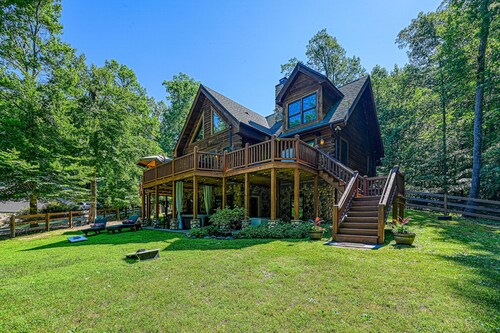 Luxurious lakefront cabin with hot tub, game room, & washer/dryer- dog friendly