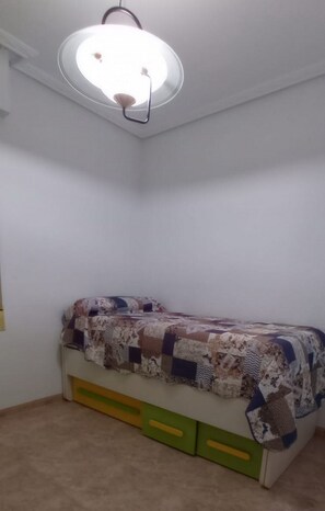 1 habitación, tabla de planchar con plancha y ropa de cama 