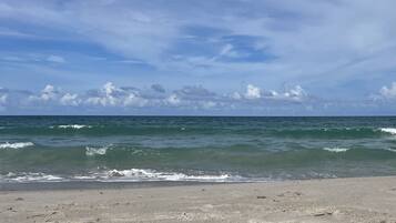 Beach nearby, sun loungers, beach towels