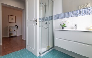 Dusche, Haartrockner, Bidet, Handtücher