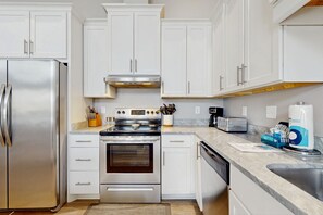 Refrigerador, microondas, horno y parrilla de estufa 