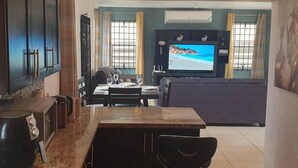 Villa, Mehrere Betten | Wohnzimmer