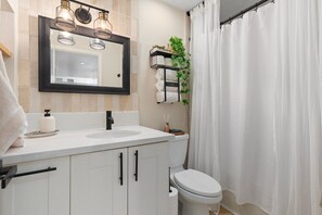 Hair dryer, towels, soap, toilet paper - Palm Paradise-Old Town Condo with Sunset Views (Scottsdale)