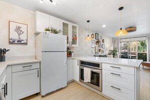 Refrigerador, microondas, horno y parrilla de estufa 