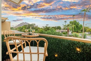 Outdoor dining - Palm Paradise-Old Town Condo with Sunset Views (Scottsdale)