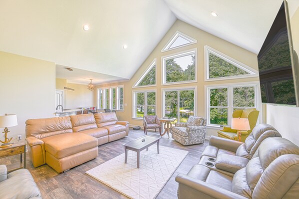 Téléviseur, table de baby-foot, table de ping-pong, livres