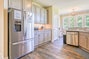 Réfrigérateur, four à micro-ondes, un four, surface de cuisson