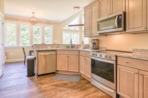 Réfrigérateur, four à micro-ondes, un four, surface de cuisson