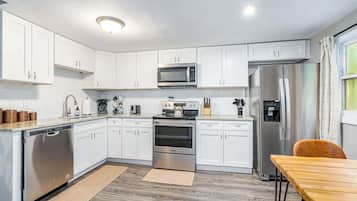 冰箱、微波炉、烤箱、炉灶