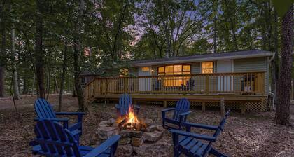 Cozy & Modern w/Hot Tub, Fire Pit, Grill & Pond