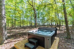Outdoor spa tub - Cozy & Modern w/Hot Tub, Fire Pit, Grill & Pond (Berkeley Springs)