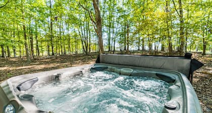 Cozy & Modern w/Hot Tub, Fire Pit, Grill & Pond