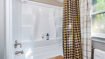 浴缸、吹风机、毛巾