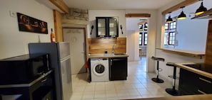 Réfrigérateur, micro-ondes, plaque de cuisson, cafetiÚre/bouilloire