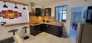 Réfrigérateur, micro-ondes, plaque de cuisson, cafetiÚre/bouilloire