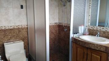 Dusche, Handtücher, Seife, Toilettenpapier