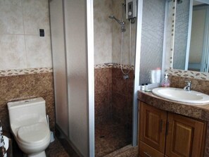 تجهيزات دش، مناشف، صابون، ورق حمّام