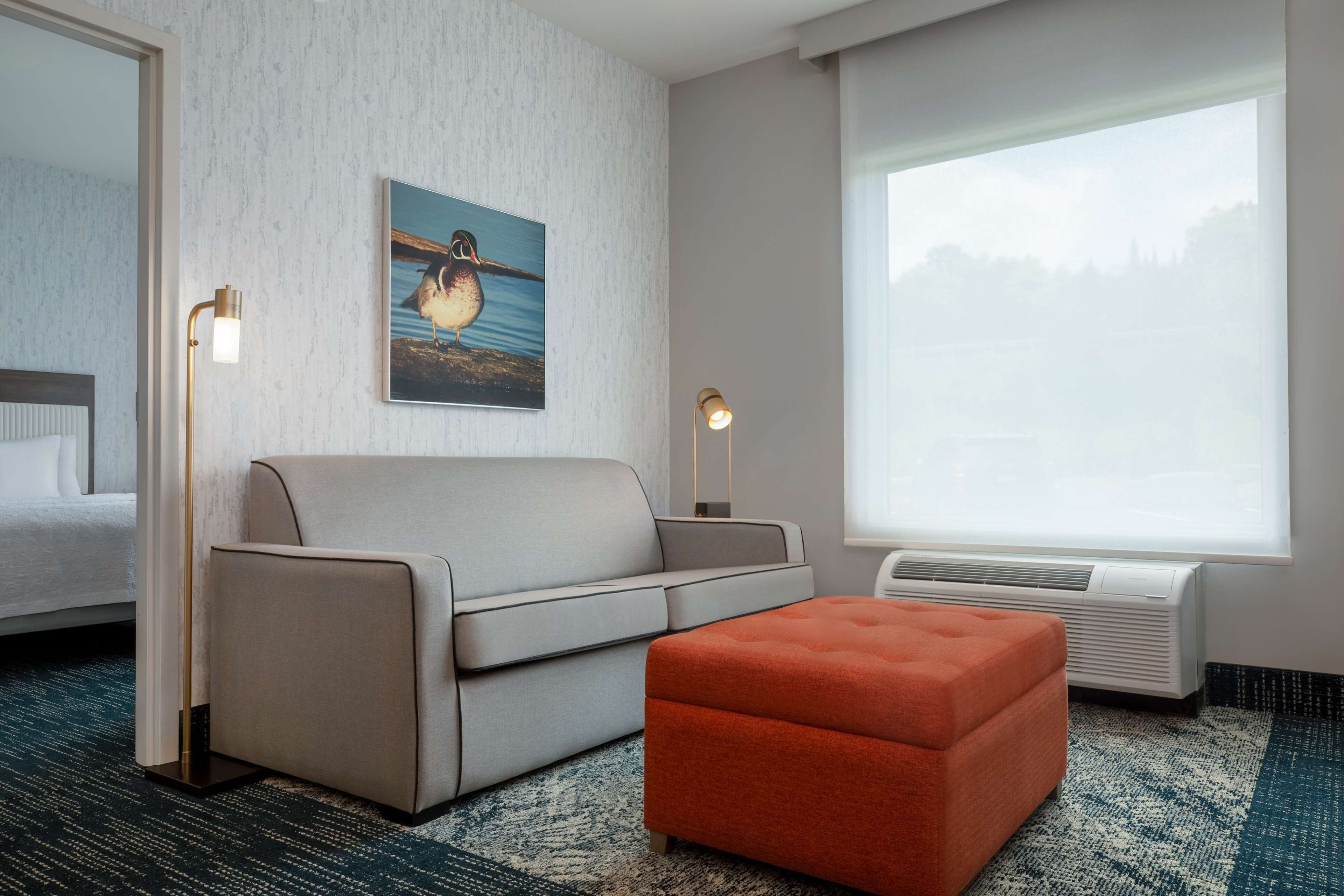 Een 55-inch flatscreentelevisie met kabelzenders