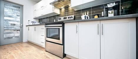 Jääkaappi, mikroaaltouuni, uuni, liesi