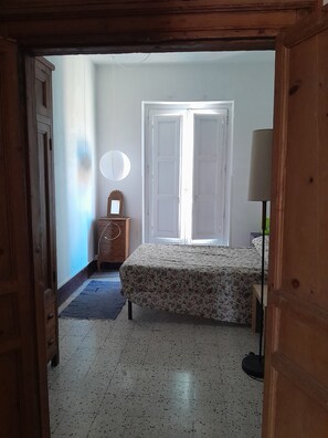 2 bedrooms, desk, WiFi