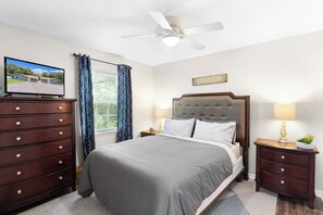 2 bedrooms, desk, blackout drapes, iron/ironing board - The Downtown Retreat Four (Ocala)