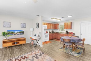 Fridge, microwave, oven, stovetop - The Downtown Retreat Four (Ocala)