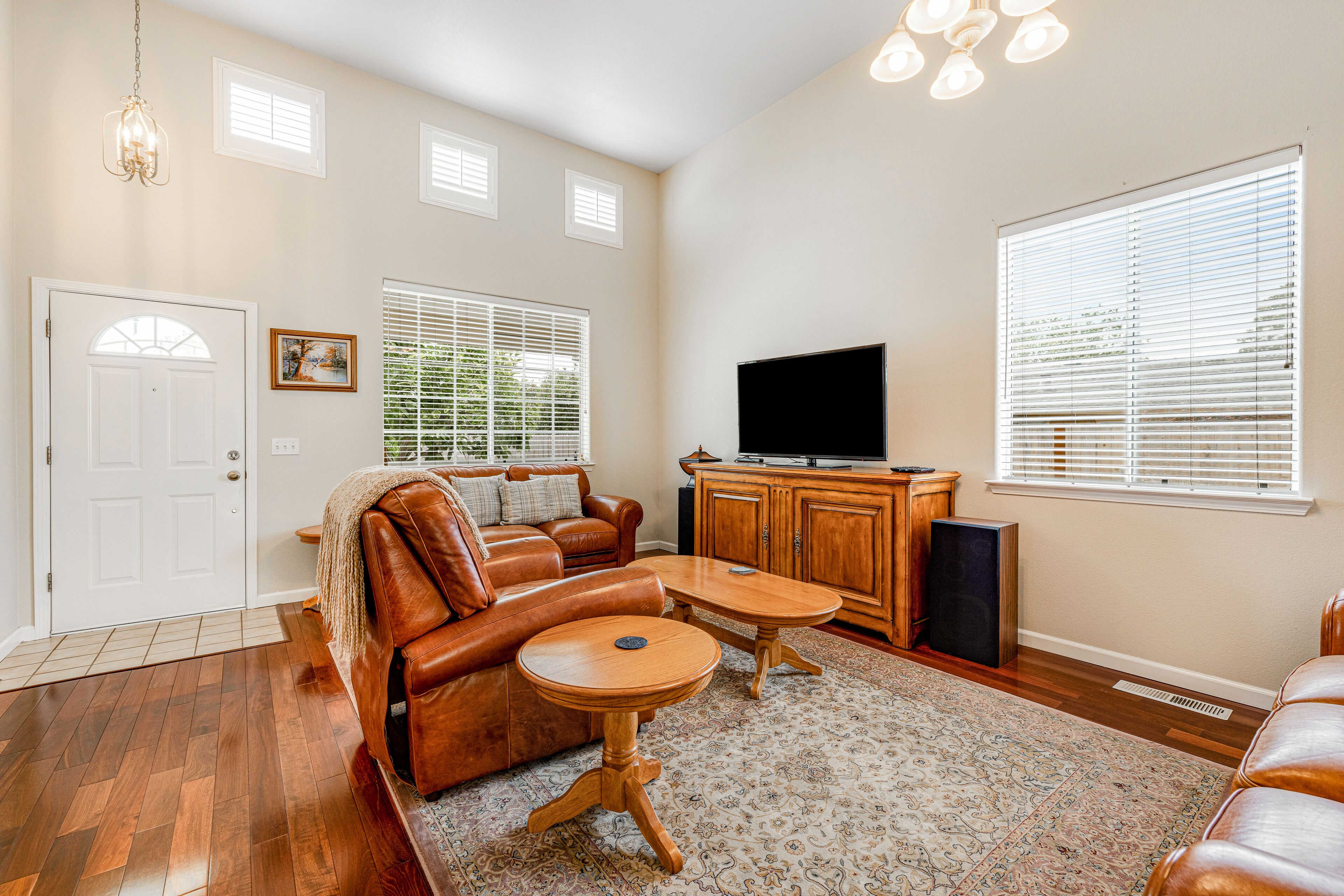Delightful home near downtown with gas grill, fast WiFi, garden, patio & AC
