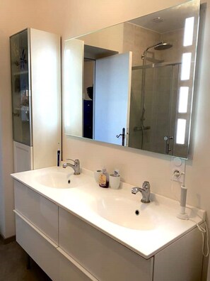Douche, sĂšche-cheveux, serviettes fournies, savon