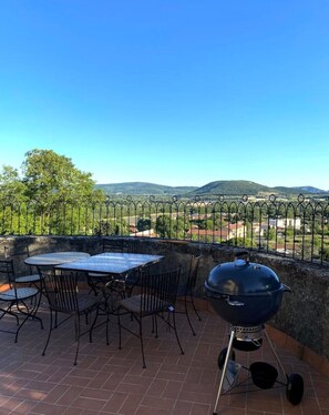 Outdoor dining - Apartment in a 13th-Century Château — Private Terrace, Pool & Panoramic Views (Montboucher-Sur-Jabron)