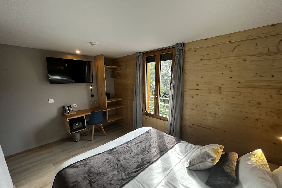 Premium bedding, minibar, in-room safe, laptop workspace