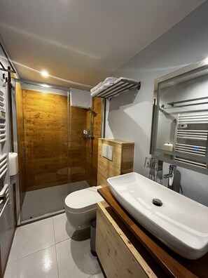 DAKAR - 202 - 9Wagram | Bathroom | Shower, hair dryer, towels, soap - 9Wagram Hôtel (Le Mans)