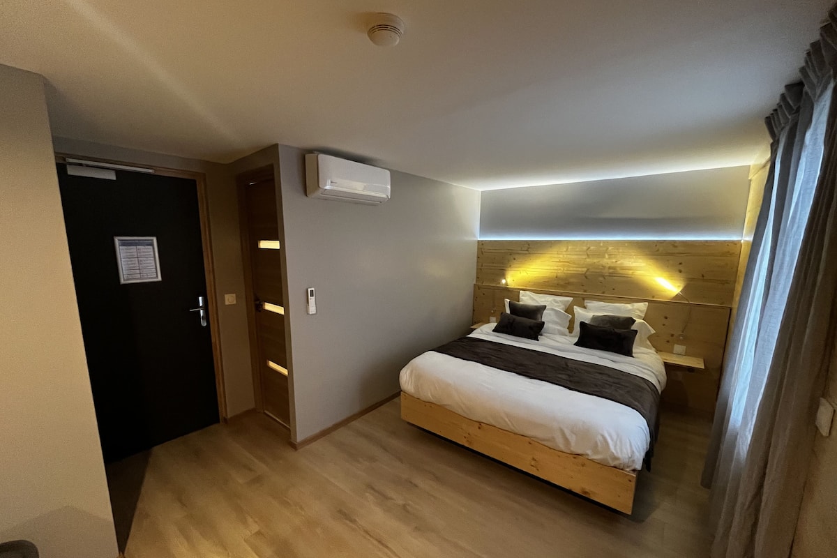 Premium bedding, minibar, in-room safe, laptop workspace