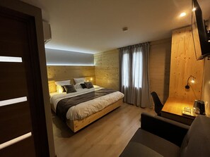 D'ARROS - 301 - 9Wagram | Premium bedding, minibar, in-room safe, laptop workspace - 9Wagram Hôtel (Le Mans)