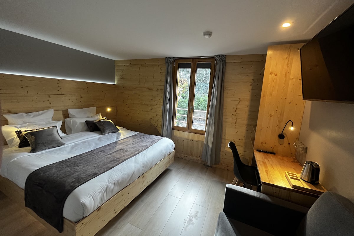 Premium bedding, minibar, in-room safe, laptop workspace