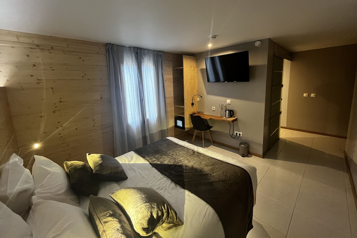Premium bedding, minibar, in-room safe, laptop workspace