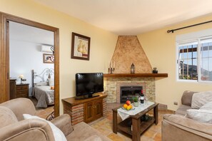 Televisión, chimenea, reproductor de DVD y tenis de mesa 