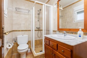 Badewanne, Haartrockner, Handtücher